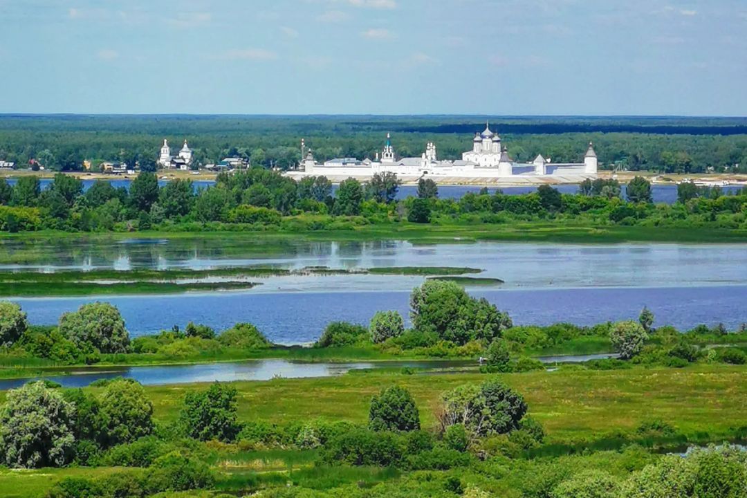 Вид на Макарьевский монастырь из Лыскова