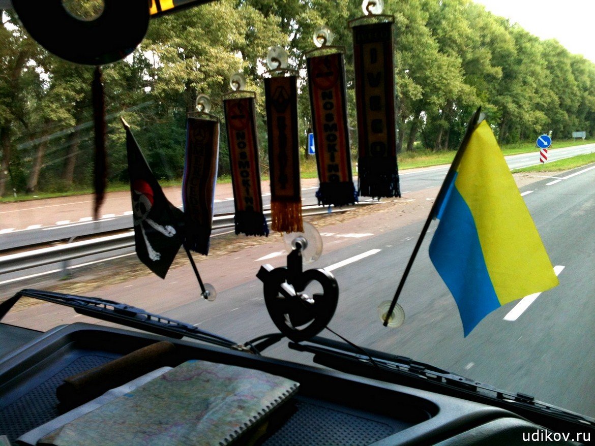 Флаг Украины на стекле фуры