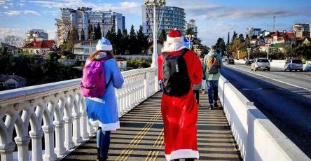 Дед Мороз и Снегурочка с рюкзаками в Сочи
