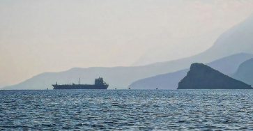 Сухогруз в море у берегов Антальи