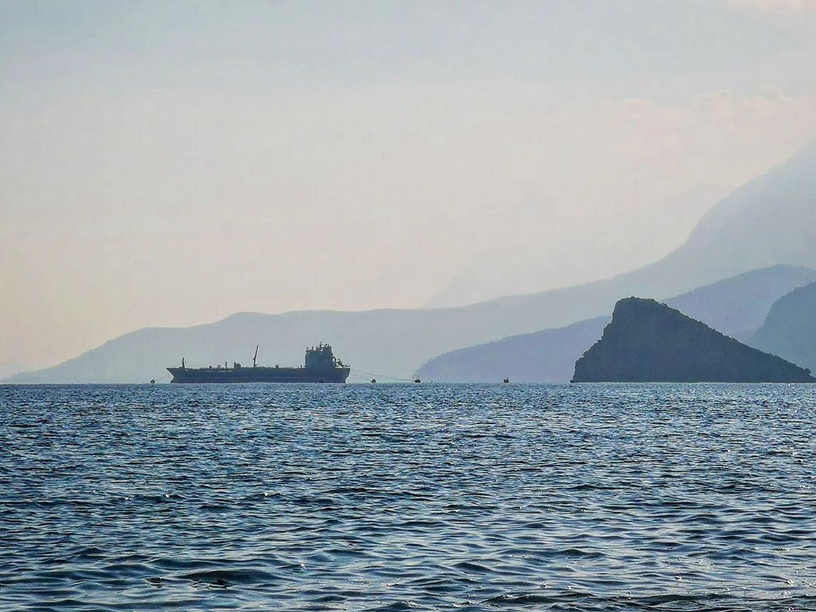 Сухогруз в море у берегов Антальи