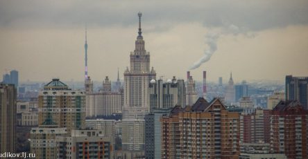 Вид на главный корпус МГУ Москва