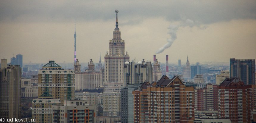 Вид на главный корпус МГУ Москва