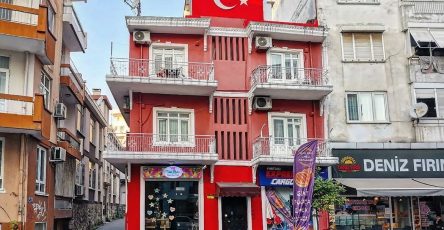 Домик с турецким флагом