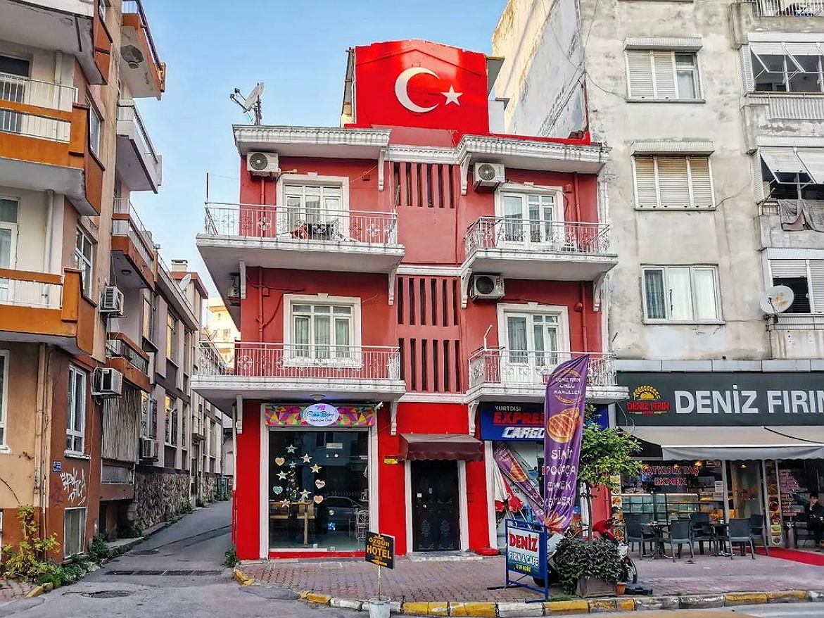 Домик с турецким флагом