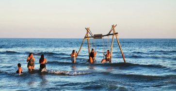 Качели в воде Велика плажа Улцинь Черногория