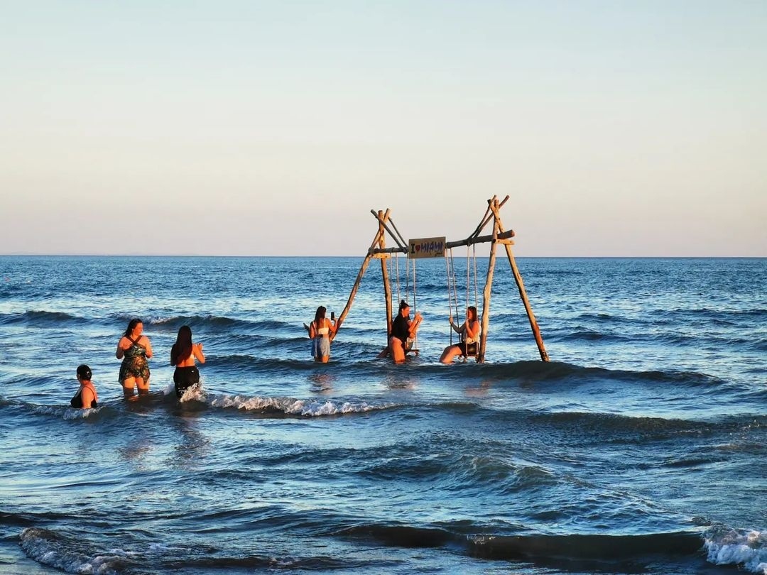 Качели в воде Велика плажа Улцинь Черногория