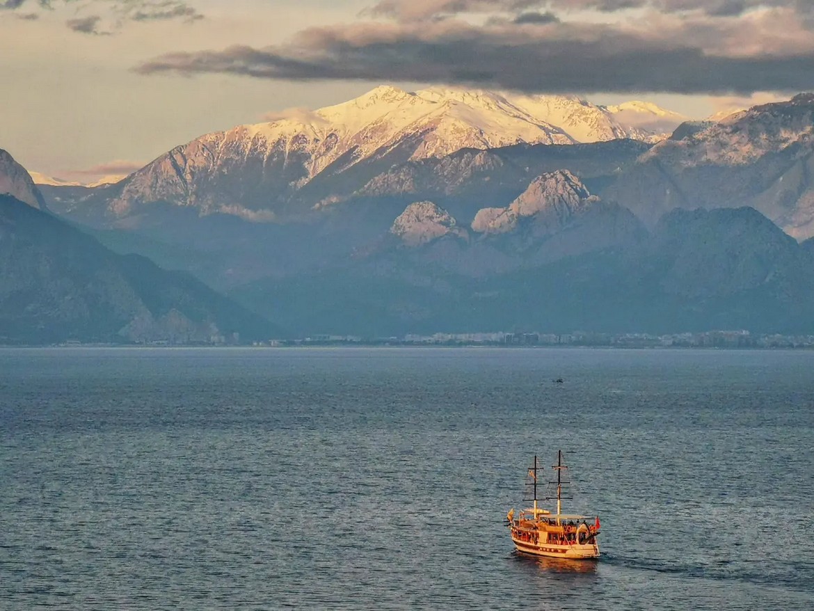 Рассвет над морем в Анталье