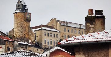 Часовая башня под снегом