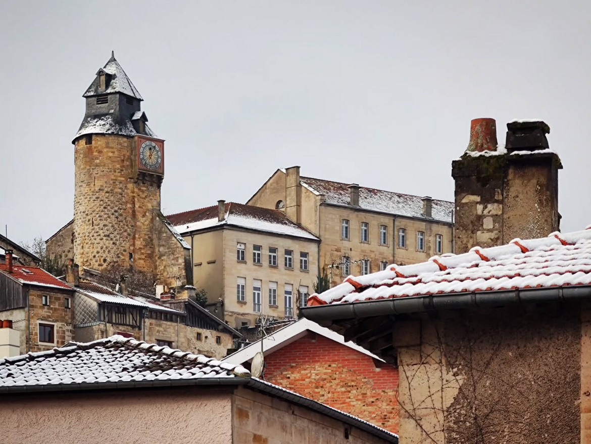 Часовая башня под снегом
