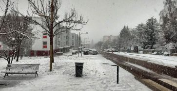 Снегопад в спальном районе