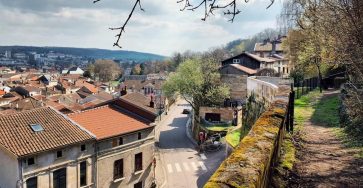 У стен Верхнего города БлД