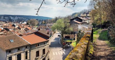 У стен Верхнего города БлД